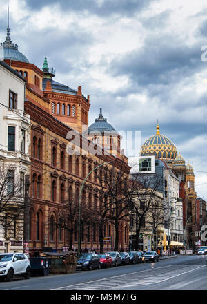 Berlin-Mitte, Oraninienburger Straße street view von alten historischen Gebäuden. Außen & Fassade aus Backstein Post und Jüdische Synagoge mit grünen Kuppel Stockfoto