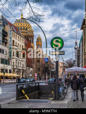 Belin-Mitte, Oranienburger S-Bahn Eingang und grüne und goldene Kuppeln der historischen Alten Jüdischen Synagoe Gebäude Stockfoto