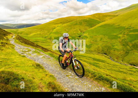 Mountainbiker auf der beliebten Strecke rund um Lonscale fiel im Lake District Stockfoto