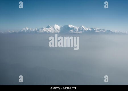 Der Himalaya als von einem Flugzeug in Nepal gesehen. Schicht von Wolken unter dem Berggipfel. Stockfoto