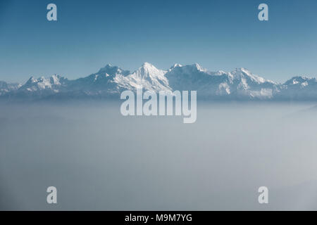 Der Himalaya als von einem Flugzeug in Nepal gesehen. Schicht von Wolken unter dem Berggipfel. Stockfoto