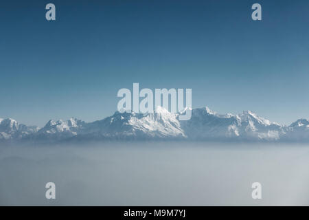 Der Himalaya als von einem Flugzeug in Nepal gesehen. Schicht von Wolken unter dem Berggipfel. Stockfoto