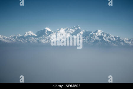 Der Himalaya als von einem Flugzeug in Nepal gesehen. Schicht von Wolken unter dem Berggipfel. Stockfoto