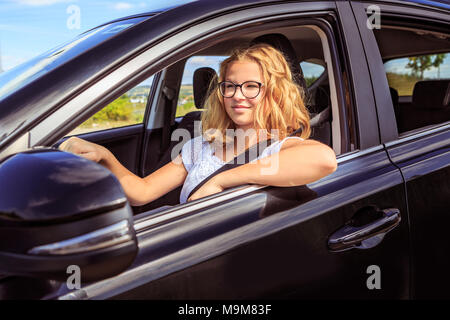 ein junges Mädchen nach Prüfung erfolgreich in ein Auto fahren Stockfoto