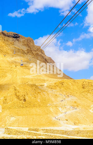 MASADA, Israel - 16. MÄRZ 2018: Die Klippe und die Festung von Masada, Seilbahnen und Besucher klettern die Schlange Weg, am östlichen Rand der Juda Stockfoto