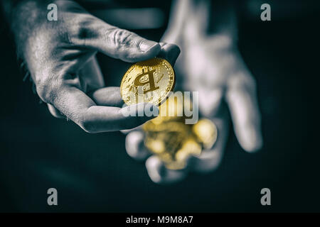 Mann hält in der hand Symbol der crypto Währung, selektiven Fokus Stockfoto