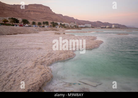 EIN BOKEK, Israel - 16. MÄRZ 2018: Sonnenuntergang von Salz Formationen in der Totes Meer, Ein Bokek Resort, und Besucher. Im Süden Israels Stockfoto