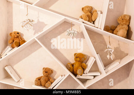 Viele Bären Puppen auf dem Regal im Toy Shop. Viele Teddybären in den Regalen Stockfoto