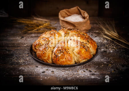 Hausgemachte rustikalen Dreieck Brötchen mit Mix aus Samen Stockfoto