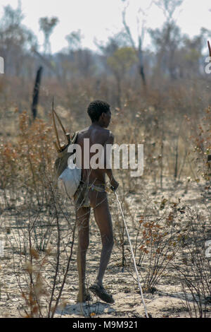 San Stamm Buschmänner, die auch als der erste Stamm von Afrika, Jagd in den umliegenden Buschland in Namibia bekannt Nach einem Buschfeuer. Stockfoto