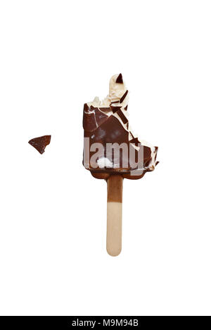 Gebissen Schokolade Vanille Eis Bar auf einen hölzernen Stock über einem weißen Hintergrund. Beschneidungspfad enthalten. Stockfoto