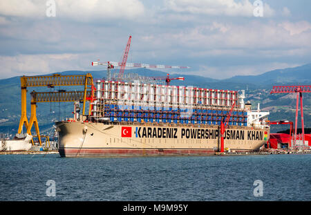 Tuzla, Istanbul/Türkei - Mai 23, 2017: ein Schiff von karadeniz Gruppe auf einer Werft. Diese Schiffe sind komplett schwimmende Kraftwerke, Nachfolger integriert Stockfoto