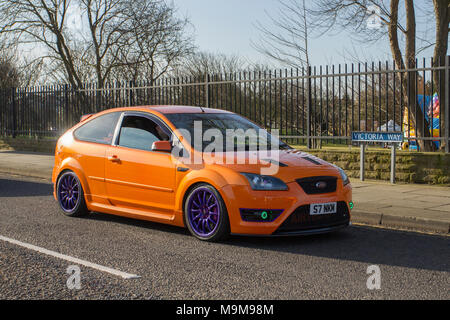 2006 Orange Ford Focus St-2 2521cc Benzin-Rückschlag bei der North-West Supercar Veranstaltung als Autos und Touristen in der Küstenstadt an einem warmen Frühlingstag ankommen. Supercars sind von Stoßstange zu Stoßstange an der Strandpromenade, da Liebhaber von klassischen und heißen Autos einen Tag voller Autofahren genießen. Stockfoto