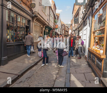 Eine street scene in The Shambles, York, North Yorkshire, England, Großbritannien Stockfoto