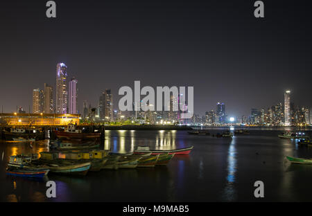 Panama City Skyline bei Nacht - Fischmarkt und Boote bei Nacht. Stockfoto
