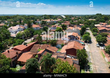 Erhöhte Ansicht einer Wohngegend in Asuncion, der Hauptstadt von Paraguay, mit traditionellen spanischen Stil Häuser. Stockfoto