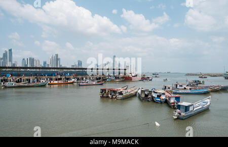 Panama City, Panama - März 2018: Boote in der Nähe von Fischmarkt und Wolkenkratzer Skyline, Küste von Panama City, Panama Stockfoto