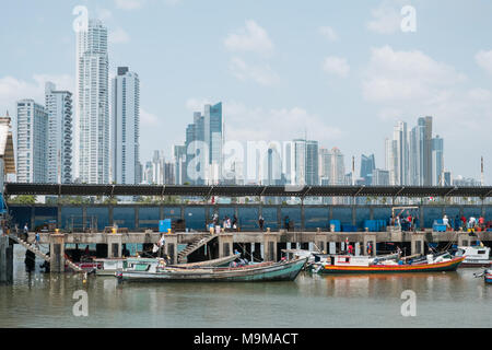 Panama City, Panama - März 2018: Fischer und Boote auf dem Fischmarkt/Hafen und City Skyline, Panama City. Stockfoto