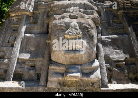 Alten Maya steinerne Maske eines Gottes in den Ruinen von Lamanai in Belize Stockfoto