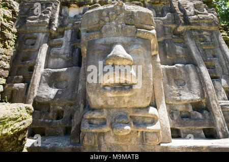 Alten Maya steinerne Maske eines Gottes in den Ruinen von Lamanai in Belize Stockfoto
