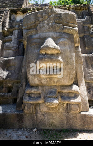 Alten Maya steinerne Maske eines Gottes in den Ruinen von Lamanai in Belize Stockfoto