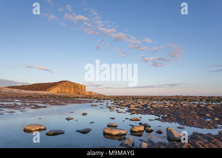 Llantwit Major Strand und Kalkfelsen in frühen Abend licht Stockfoto