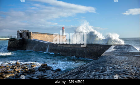 Big Wave Hit der Jetty von La Chaume (Les Sables d'Olonne, Frankreich) Stockfoto