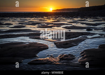 Llantwit Major Strand bei Sonnenuntergang an einem schönen Abend im März Stockfoto