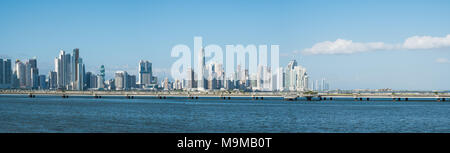 Panama City Skyline aanorama-Business District, Wolkenkratzer in der Innenstadt von Panama City, Ansicht von Casco Viejo - Stockfoto