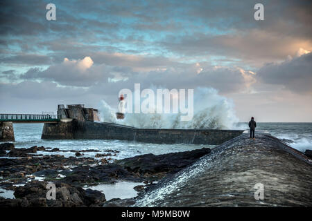 Big Wave Hit der Jetty von La Chaume (Les Sables d'Olonne, Frankreich) Stockfoto