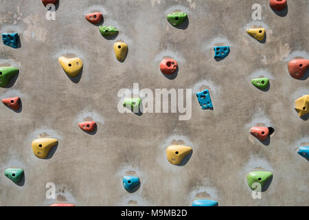 Künstliche Kletterwand Kletterwand zum Üben - Klettern - Hintergrund Stockfoto