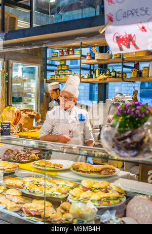 Zwei italienische Männer mit Sandwiches in Mercato Centrale Roma neben Bahnhof Roma Termini, Rom, Latium, Italien. Stockfoto