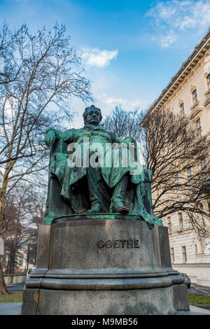 Blick auf Goethe Statue in Wien, Österreich. Denkmal wurde im Jahre 1900 von Eduard Hellmer erstellt Stockfoto