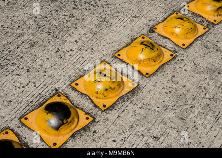 Speed Bump auf Asphaltstraße closeup - Speed Bump auf der Straße Stockfoto