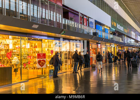 Geschäfte am Bahnhof Roma Termini Concourse, Rom, Latium, Italien. Stockfoto