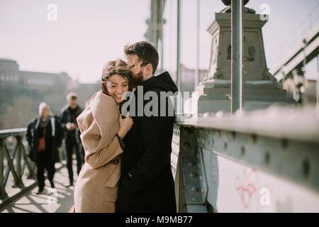 Liebespaar auf der Kettenbrücke, Budapest, Ungarn Stockfoto