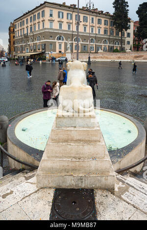 Um antike Ägyptische Obelisk auf der Piazza del Popolo (Platz des Volkes) sind vier Ägyptische lion Brunnen. Rom. Latium. Italien. Stockfoto