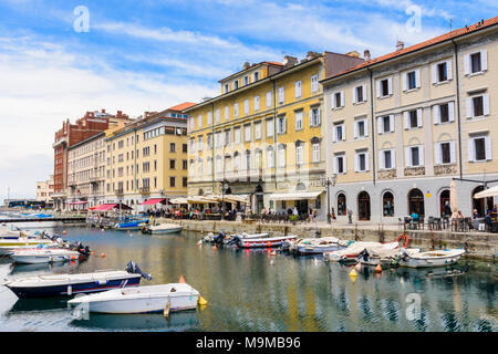 Beliebtes cafe gesäumt Grand Canal, Triest, Italien Stockfoto