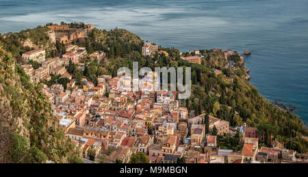 Das Dorf von Taormina Castelmola aus gesehen. In der Provinz Messina, Sizilien, Italien. Stockfoto