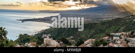 Wolken und Sonne rund um den Vulkan Ätna. Von Taormina, Messina, Sizilien, Italien. Stockfoto