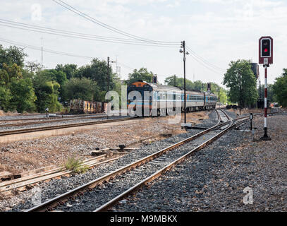 Diesel Multiple Unit der besonderen Express Zug Anreise zum städtischen Bahnhof, Northern Line in Thailand. Stockfoto