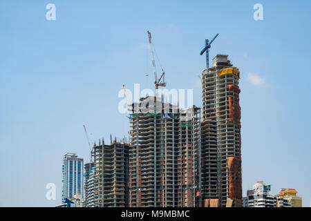 Baustelle des neuen Wolkenkratzers Gebäude isoliert auf blauen Himmel - Stockfoto