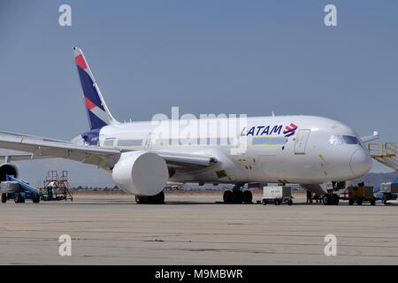 LATAM Boeing 787-8 DREAMLINER WARTEN AUF NACHBESSERUNG AUF SEINEM ROLLS-ROYCE TRENT MOTOREN. Stockfoto