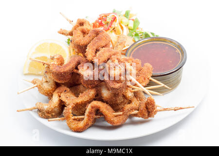 Filets von hornhecht, Belone belone, der auf Bambus Spieße in Ei und Semmelbrösel Abblendlicht aufgespießt wurden und frittiert, mit Sweet Chili Dip serviert. Stockfoto