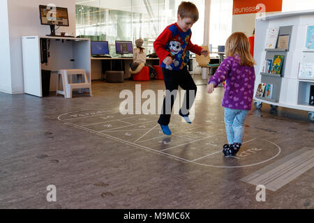 Hopse Spielen auf einer überdachten hopse Spiel in einer öffentlichen Bibliothek in Quebec Kanada Stockfoto