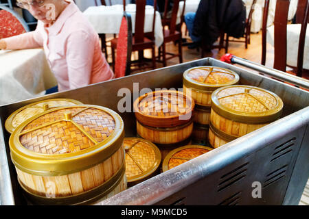 Wicker mit Körben auf ein Dim Sum Trolley im chinesischen Restaurant Ruby Rouge in Montreal's Chinatown Stockfoto