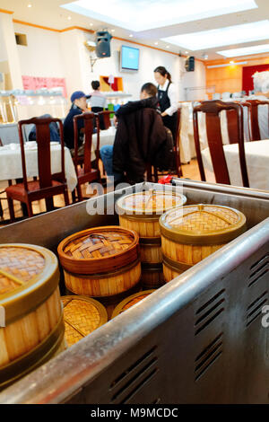 Wicker mit Körben auf ein Dim Sum Trolley im chinesischen Restaurant Ruby Rouge in Montreal's Chinatown Stockfoto