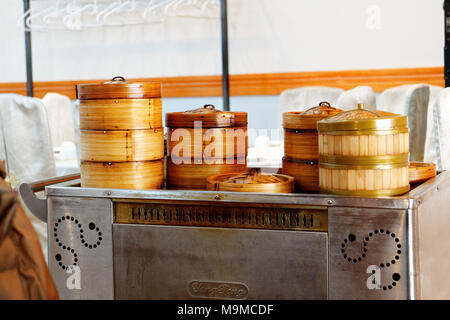 Wicker mit Körben auf ein Dim Sum Trolley im chinesischen Restaurant Ruby Rouge in Montreal's Chinatown Stockfoto