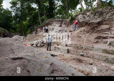 Laufenden Grabungsarbeiten auf antiken Ruinen und Tempel von Nakum, Guatemala Stockfoto