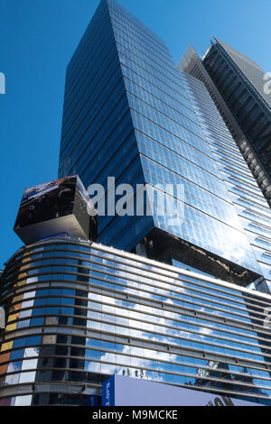 Die Wolkenkratzer entlang der 8th Avenue in der Nähe von Times Square, New York City, USA Stockfoto